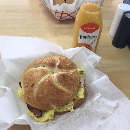 Hole in 1 Bagels