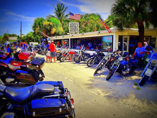 Earl's Hideaway Lounge & Tiki Bar