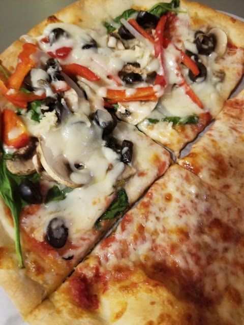 Moncheese Pizza